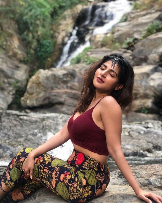 Iswarya Menon Beautiful Images 9