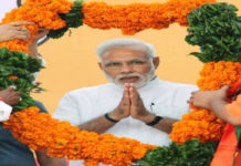 మోడీ ఫోటో కి ఆమె దండ వేసి .. నివాళి అర్పించింది ..