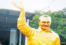 10 అడుగుల వైఎస్సార్ కాంస్య విగ్రహం.