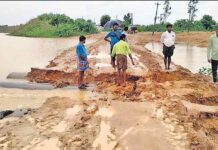 వరద నీటిలో గ్రామాలు.. సహాయక చర్యల్లో అధికారులు