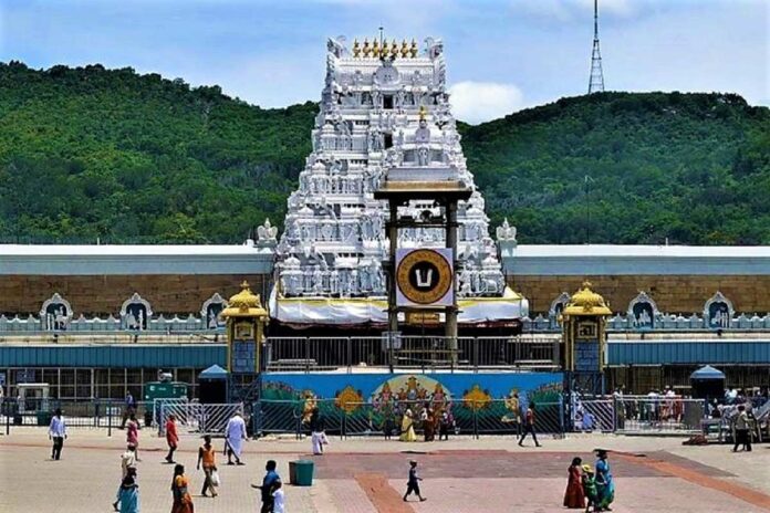 Tirumala_Venkateswara_temple_entrance_Nikhil B - Wikimedia Commons1200x800