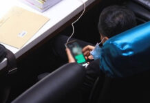 పార్లమెంటులో నీలి చిత్రాలు చూస్తున్న ఎంపీ…