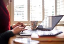 సాఫ్ట్ వేర్ ఉద్యోగులు ఎప్పటికి ఇంటికే పరిమితమా.. ఆఫీస్ లేనట్లేనా..