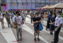 మాస్క్ లేకుండా లోపలికి వెళ్లాలనుకుంటే డోర్స్ ఓపెన్ అవ్వట్లేదు..