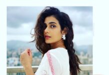 అందాల ఆకాంక్ష బాల్కనీలో ఏం చేస్తుందో చూడండి..