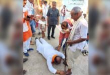 వినూత్న రీతిలో ఎన్నికల ప్రచారం చేస్తున్న బీజేపీ అభ్యర్థి..