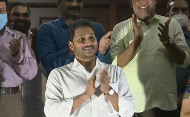 cm-ys-jagan-clap