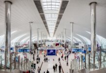 దుబాయ్ ఎయిర్పోర్టులో చిక్కుకున్న భారతీయులు..