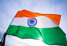 కశ్మీర్లో త్రివర్ణ పతాకాన్ని ఎగురవేసేందుకు బీజేపీ ప్రయత్నం.. అడ్డుకున్న పోలీసులు..