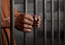 హోటల్లో రివ్యూ తప్పుగా ఇచ్చాడని కేసు పెట్టి బొక్కలో వేయించారు.