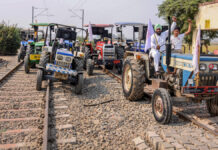 రైతుల ఆందోళనల వల్ల రైల్వేలకు అన్ని కోట్ల రూపాయలు నష్టం వచ్చిందంట..